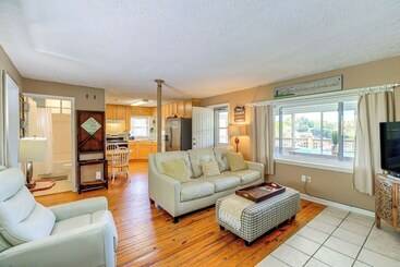 Kingsport Boone Lake Hideaway W/ Deck & Views!