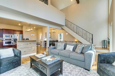 Lakefront Coeur D Alene Home W/ Deck + Shared Dock