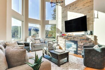 Lakefront Coeur D Alene Home W/ Deck + Shared Dock