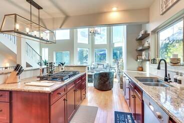 Lakefront Coeur D Alene Home W/ Deck + Shared Dock