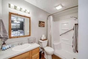 Lovely Terre Haute Home W/ Private Yard & Hot Tub!