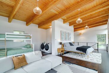 コテージ Mid Century Escape: Lake Views, Steps To Cave Bay!