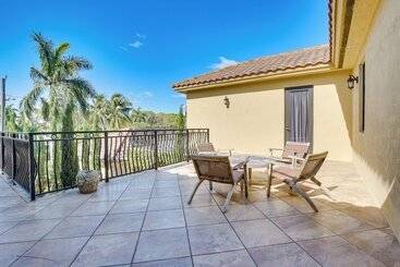 Ornate Hollywood Retreat, 2 Mi To Beach & Park!