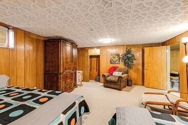 Pet Friendly Lincoln Home: 1 Mi To Gateway Mall