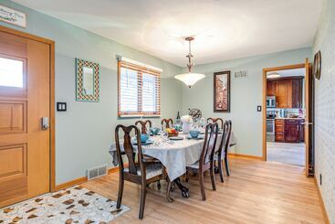 Pet Friendly Lincoln Home: 1 Mi To Gateway Mall