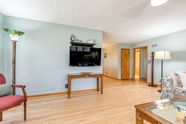 Pet Friendly Lincoln Home: 1 Mi To Gateway Mall