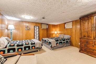 Pet Friendly Lincoln Home: 1 Mi To Gateway Mall