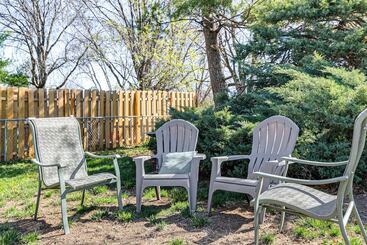 Pet Friendly Lincoln Home: 1 Mi To Gateway Mall