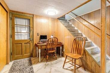 Pet Friendly Lincoln Home: 1 Mi To Gateway Mall