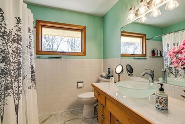 Pet Friendly Lincoln Home: 1 Mi To Gateway Mall