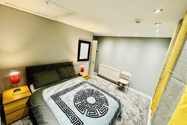 4 Bedrooms Full House Stourbridge Birmingham - Dudley
