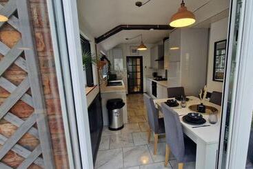 اقامتگاه Charming 4 Bed House In Wednesbury