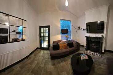 اقامتگاه Charming 4 Bed House In Wednesbury