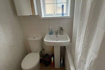 اقامتگاه Immaculate 3 Bed House In Luton