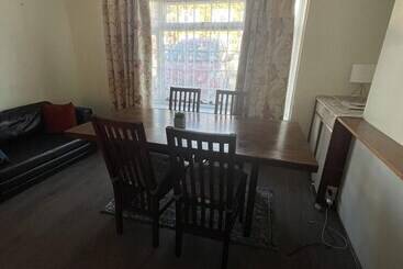 اقامتگاه Immaculate 3 Bed House In Luton