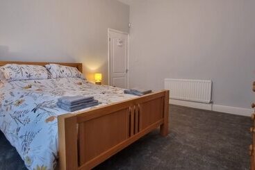 اقامتگاه Traditional 3 Bed House On The Historic Headland