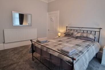 اقامتگاه Traditional 3 Bed House On The Historic Headland