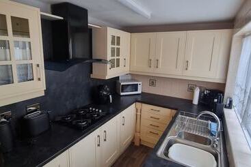 اقامتگاه Traditional 3 Bed House On The Historic Headland
