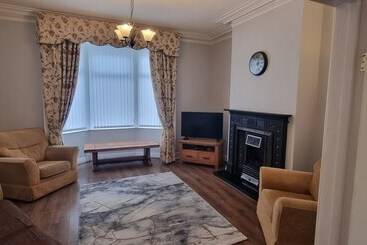 اقامتگاه Traditional 3 Bed House On The Historic Headland
