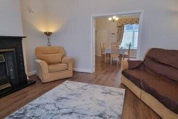 اقامتگاه Traditional 3 Bed House On The Historic Headland