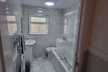 اقامتگاه Traditional 3 Bed House On The Historic Headland