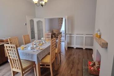 اقامتگاه Traditional 3 Bed House On The Historic Headland