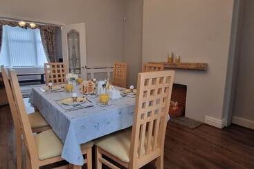 اقامتگاه Traditional 3 Bed House On The Historic Headland