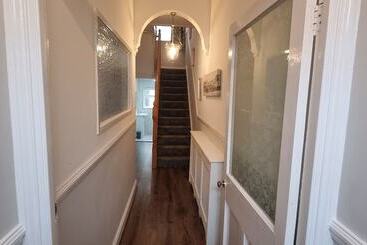 اقامتگاه Traditional 3 Bed House On The Historic Headland