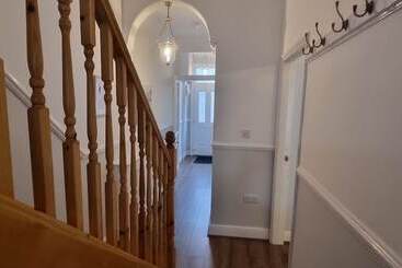 اقامتگاه Traditional 3 Bed House On The Historic Headland