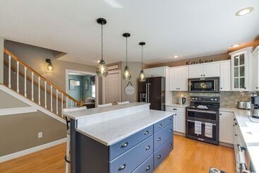 קוטג'' Rock Island Home W/ Private Yard & Fire Pit Table!