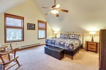 Serene Poconos Cabin W/ Hot Tub & Beach Access!