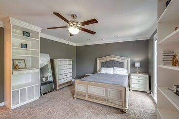 Spacious Bowling Green Home W/ Hot Tub & Pool!