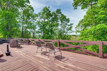 Spacious Bowling Green Home W/ Hot Tub & Pool!