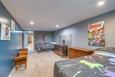 Spacious Bowling Green Home W/ Hot Tub & Pool!
