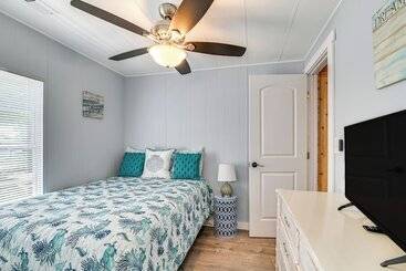 茅舍 Community Pool & Beach Access: Surfside Beach Home