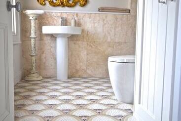 تختخواب و صبحانه The Art House Hove