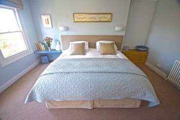 تختخواب و صبحانه The Art House Hove