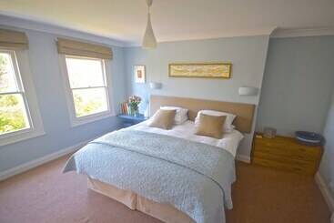 تختخواب و صبحانه The Art House Hove