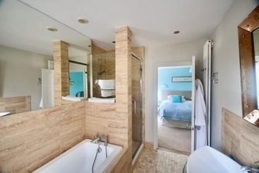 تختخواب و صبحانه The Art House Hove