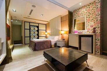 Love Vogue Motel