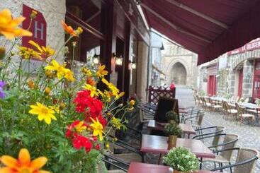 هتل Hôtel Restaurant Le Beffroi