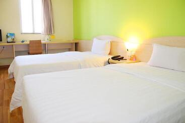 هتل 7days Inn Chongqing Wanzhou District Gaosun Pond Chongbai