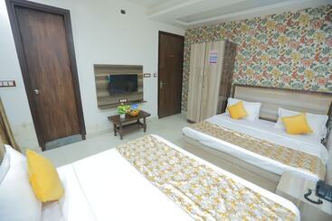هتل Airport Travel Inn Deluxe