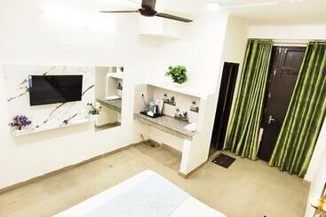 هتل Airport Travel Inn Deluxe