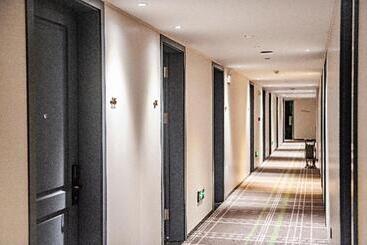 City Comfort Premier Hotel Liuzhou Wuxing Pedestrian Street Jinggu Building