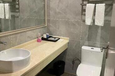 هتل Jtour Inn Maoming Huazhou Beijing Road Railway Station
