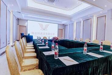 Vienna Hotel Guangxi Liuzhou Sanjiang Gulou Niaochao Passenger Station