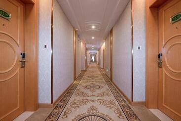 Vienna Hotel Shenzhen Pingdi Huancheng South Road