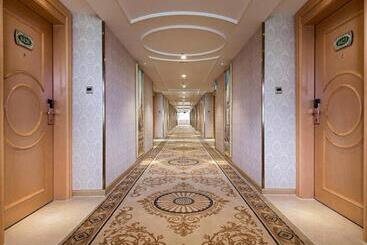 Vienna Hotel Shenzhen Pingdi Huancheng South Road