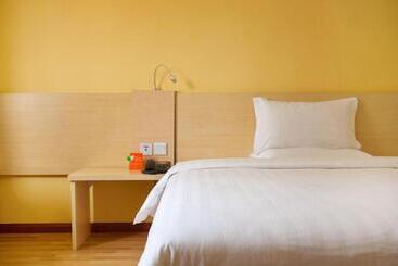 هتل 7 Days Inn Chengde Mountain Resort